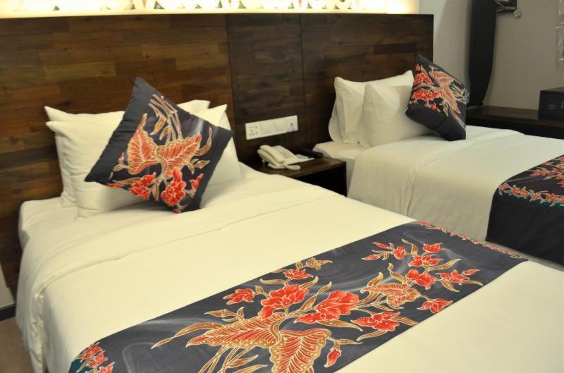 Serapi Hotel Kuching Esterno foto