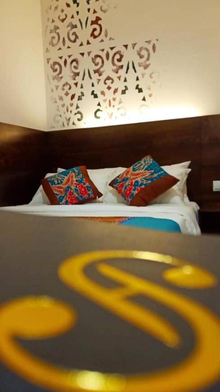 Serapi Hotel Kuching Esterno foto