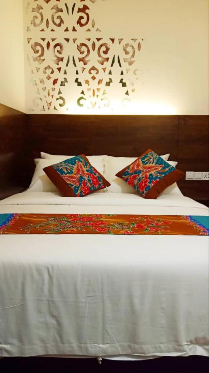 Serapi Hotel Kuching Esterno foto