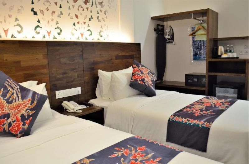 Serapi Hotel Kuching Esterno foto