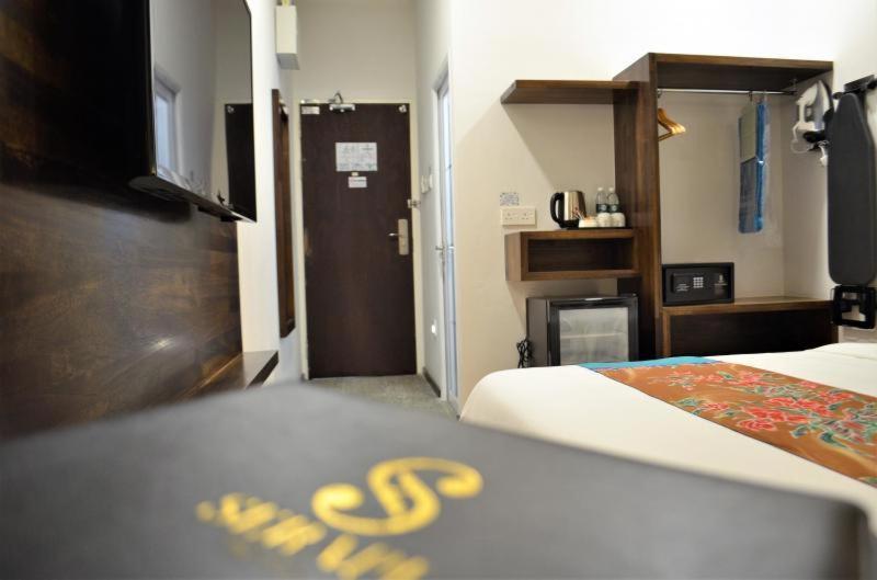 Serapi Hotel Kuching Esterno foto