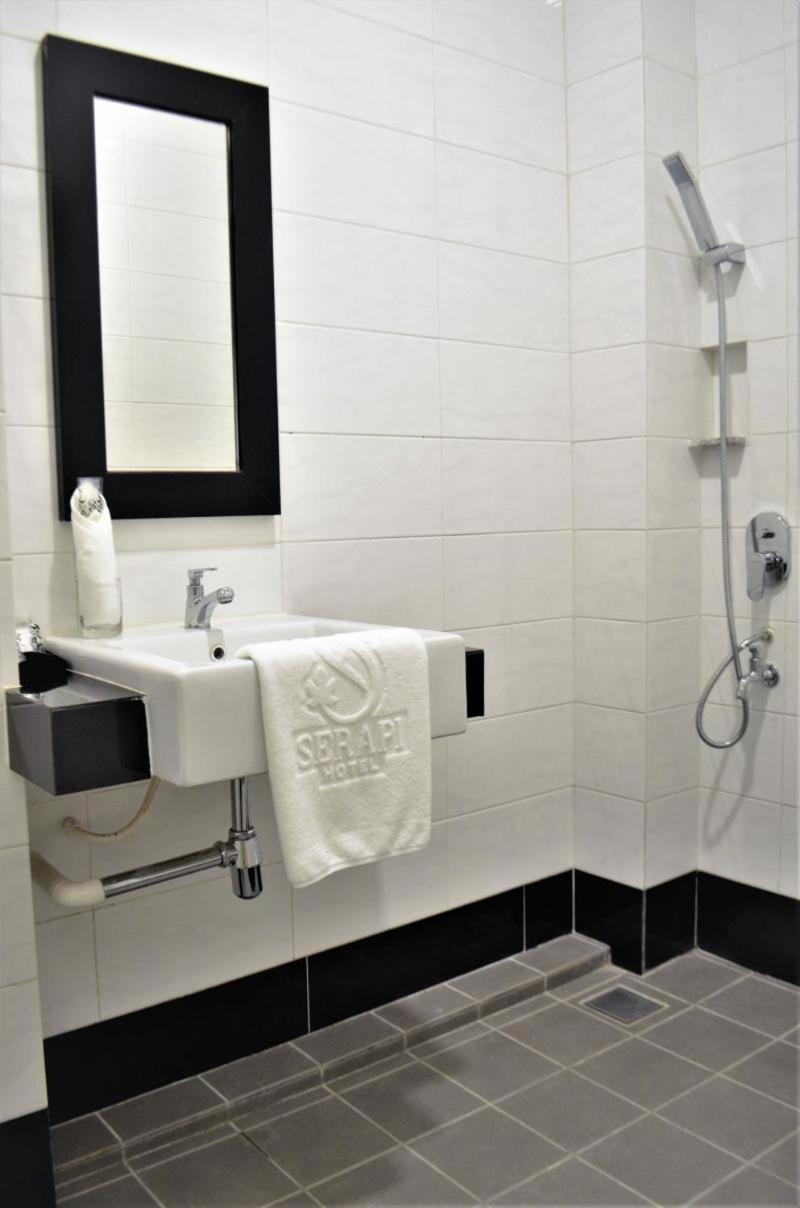 Serapi Hotel Kuching Esterno foto