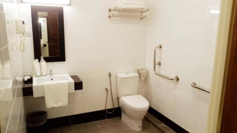 Serapi Hotel Kuching Esterno foto