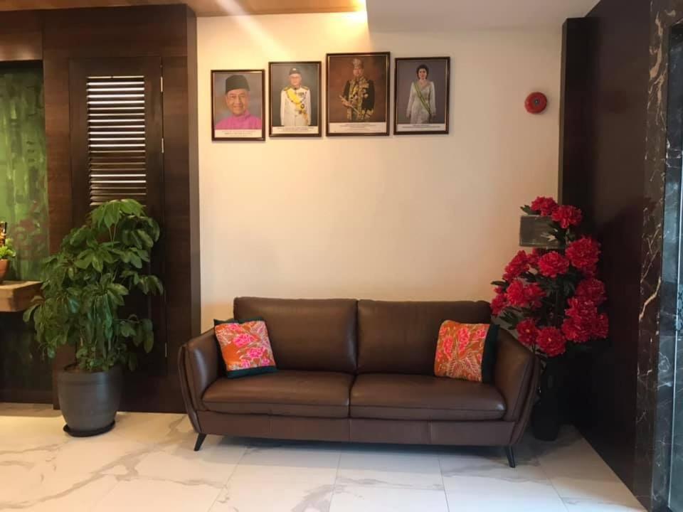 Serapi Hotel Kuching Esterno foto
