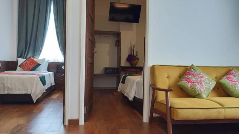 Serapi Hotel Kuching Esterno foto